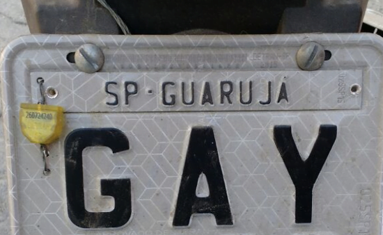 placas com letras "GAY"