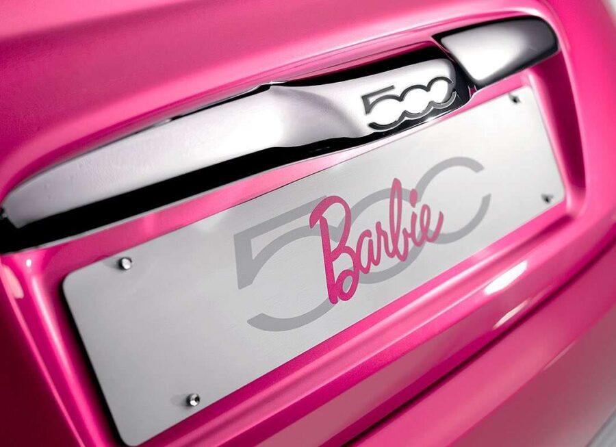Fiat posta versão Barbie do modelo 500 