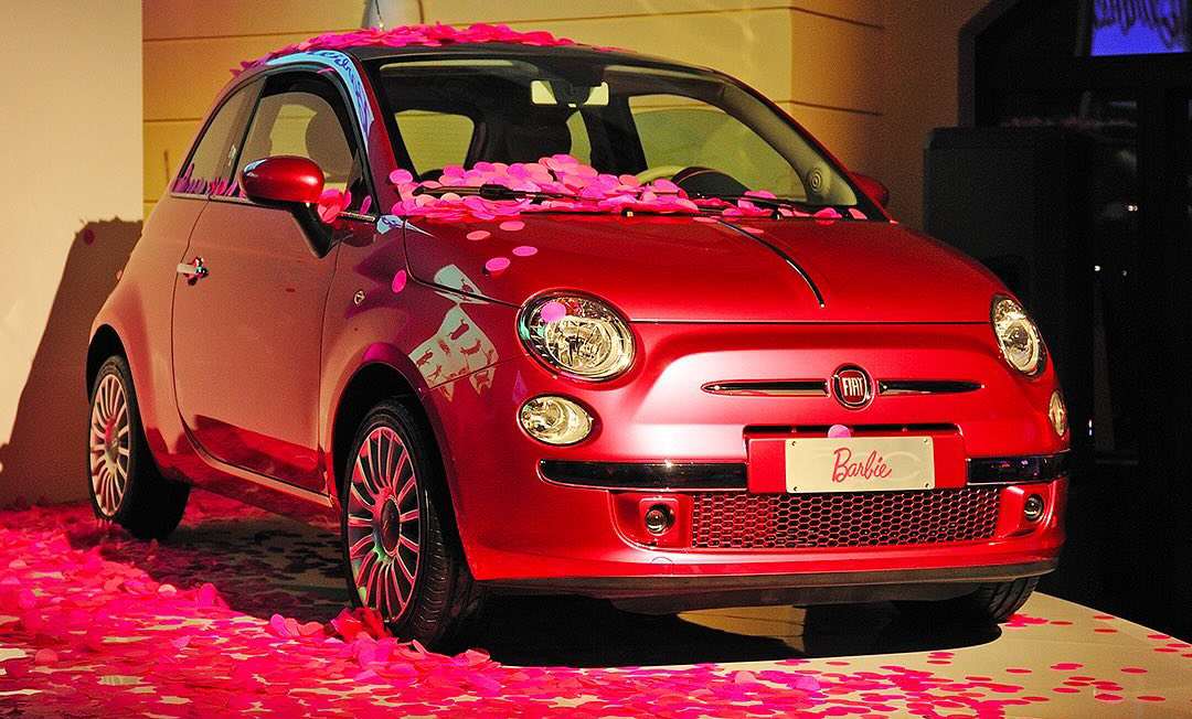 Influencer transforma Fiat 500 em carro da Barbie do mundo real