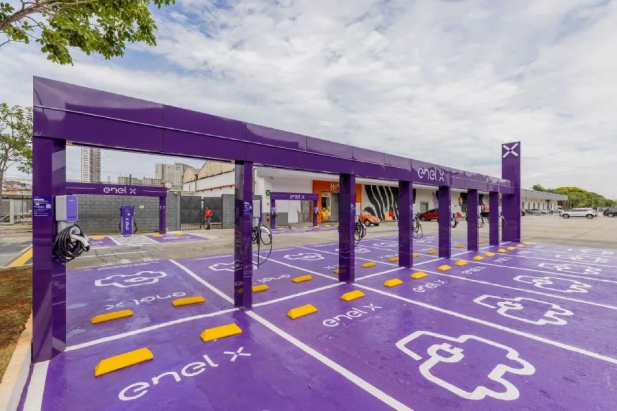 Posto de recarga de carro elétrico em SP pode abastecer 20 veículos de uma vez